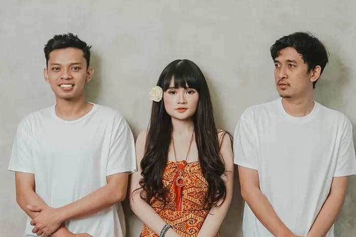 Fanny Soegi  dan personel Soegi Bornean
