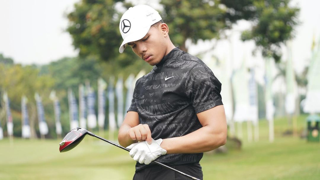 Saaih Halilintar bermain golf.