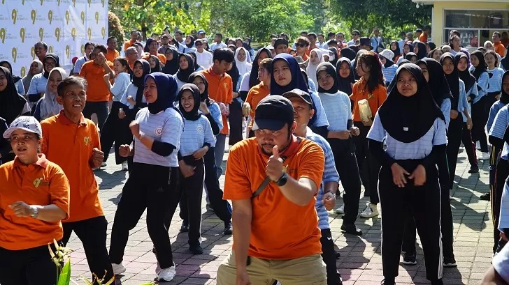 AK Tekstil Solo menggelar fun walk sejauh 2,5 km dalam rangka Dies Natalis ke-9, Minggu (8/9.2024).