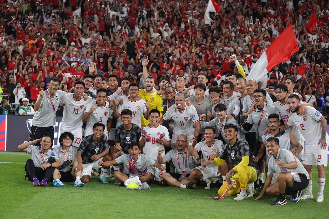 Pemain Timnas Indonesia berfoto didepan Suporter.