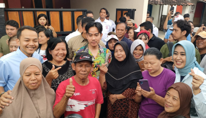 Gibran Rakabuming blusukan bersama Paslon Respati Ardi &ndash; Astrid Widayani.