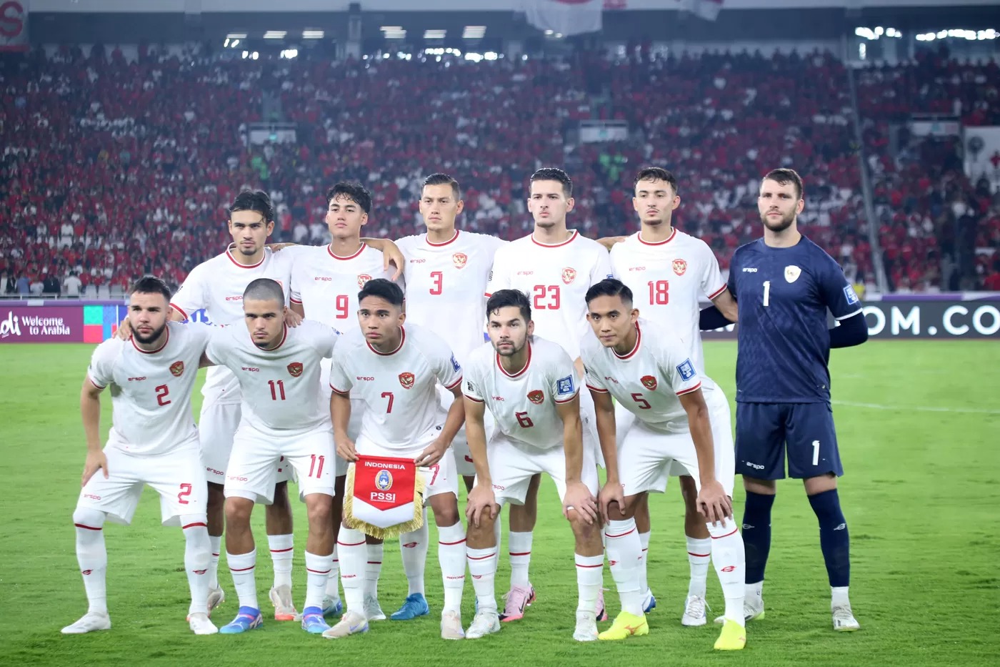 Timnas Indonesia berfoto sebelum melawan Timnas Australia dalam pertandingan Grup C putaran ketiga Kualifikasi Piala Dunia 2026 Zona Asia di Stadion Utama Gelora Bung Karno, Senayan, Jakarta.