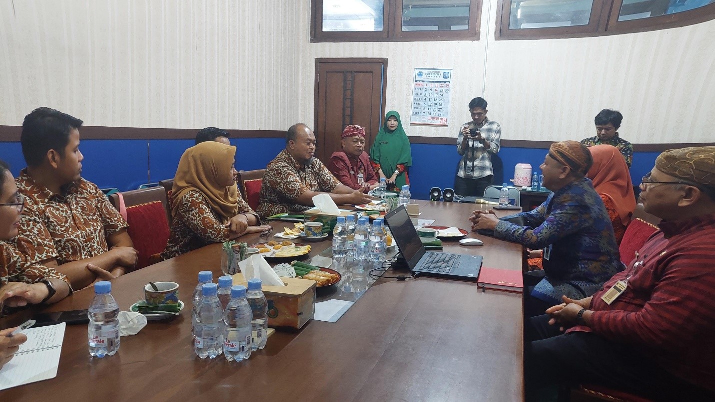 Diskusi Pendidikan Pencegahan Anti Korupsi Antar Tenaga Kendidikan SMAN 4 Surakarta dengan Inspektorat Kotwiringin Barat dengan disaksikan langsug oleh Perwakilan Pejabat Dinas Pendidikan Surakarta.