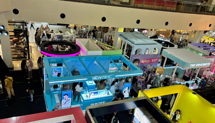 Booth skincare dan makeup pada Event Hello Beauty Market di Atrium Solo Paragon Mall, Rabu (11/09/2024).