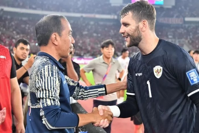 Presiden Jokowi bersalaman dengan kiper Timnas Indonesia, Maarten Paes, usai Garuda menahan imbang Australia.