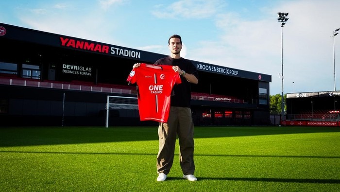 Thom Haye saat gabung Almere City.