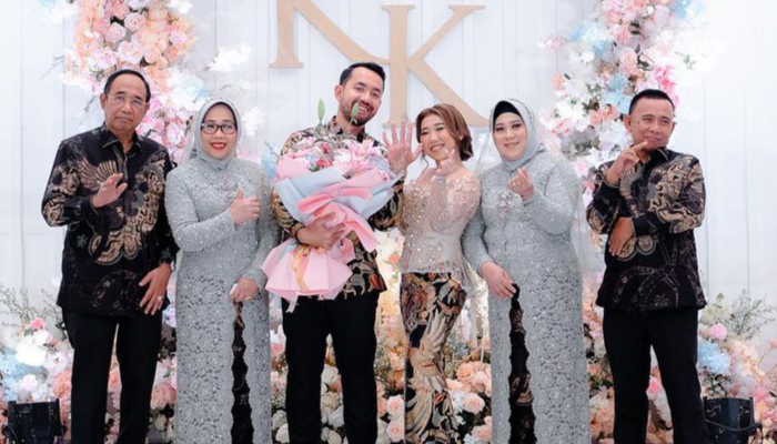 Kebersamaan Kiky Saputri dan mertuanya Gusrizal calon dewan KPK.
