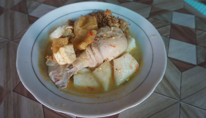Proses memproduksi sompil dan menyajikan seporsi hidangan sompil kepada pelanggan di Desa Gondangan, Kecamatan Jogonalan, Klaten