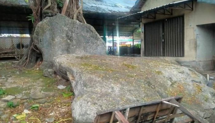 Batu Angker Ditengah Pasar Watukelir. Tempat Para Dalang Bertirakat.