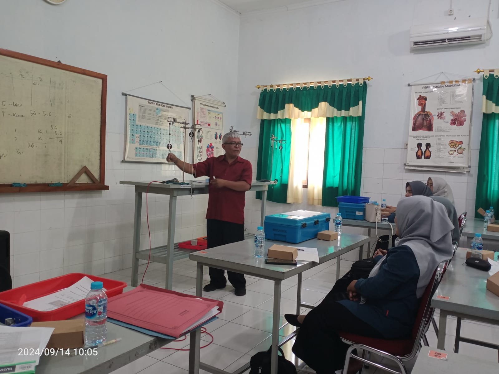Mochamad Samsul Bucori Mendemonstrasikan Penggunaan Alat Laboratorium