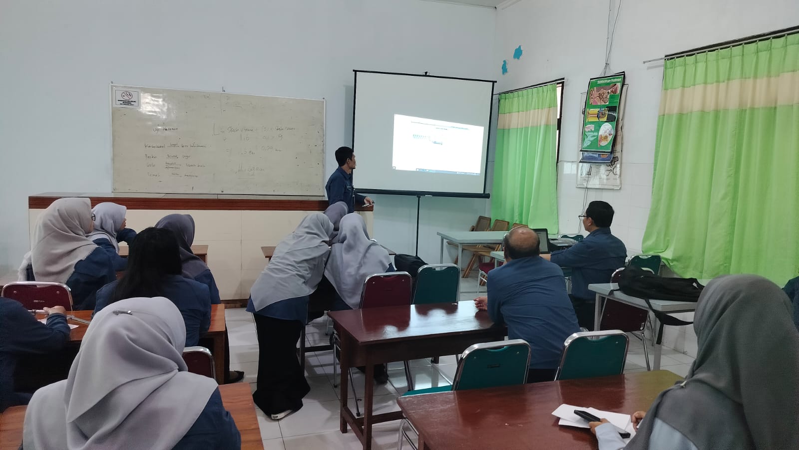 Sunarno Mendemonstrasikan Penggunaan Alat Laboratorium