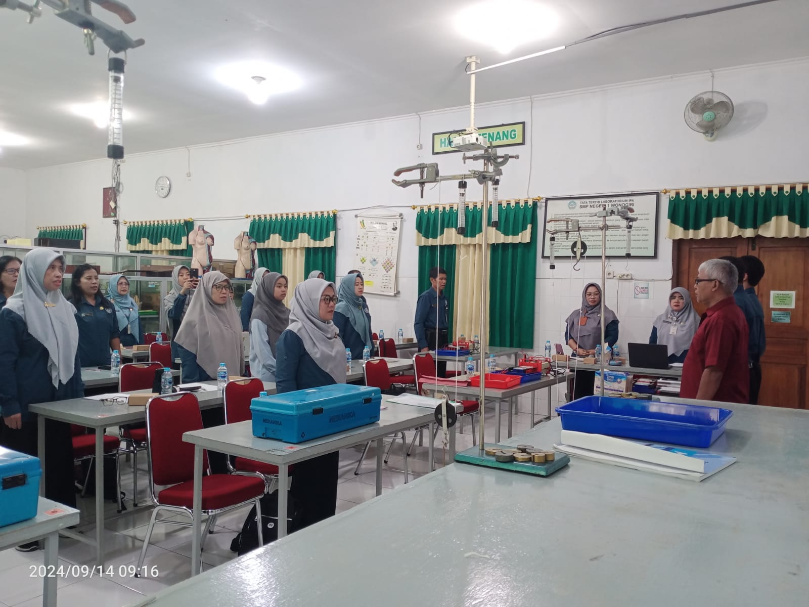 Peserta khidmat dalam mengikuti kegiatan Komunitas Belajar MGMP IPA SR 01 Wonogiri.