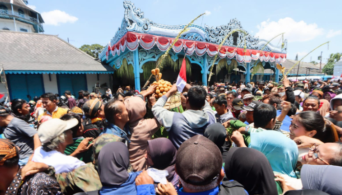 Pengunjung Membludak, Gunungan Ludes Sebelum Rampung Didoakan