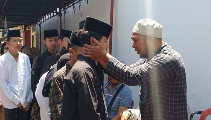 Ayah korban perundungan di salah satu Ponpes Sukoharjo saat bertemu dengan rekan-rekan putranya.