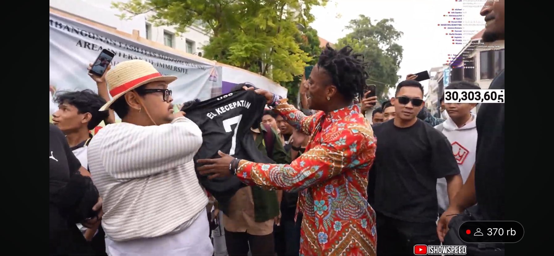 Fans Indonesia memberikan jerseys bertuliskan El Kecepatan kepada IShowSpeed.