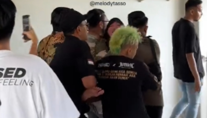 Momen Lolly atau Laura Meizani dijemput paksa Nikita Mirzani.