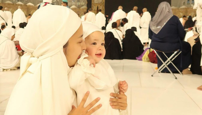 Potret Jennifer Coppen dan Kamari Sky Wassink saat umroh.