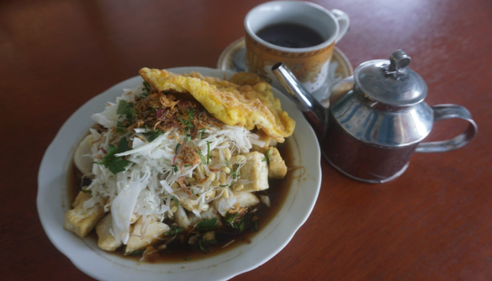 Sajian tahu kupat telur dengan teh poci di Desa Pluneng, Kecamatan Kebonarum, Klaten.
