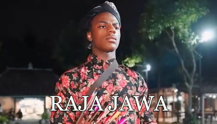 IShowSpeed saat memakai baju adat Yogyakarta.