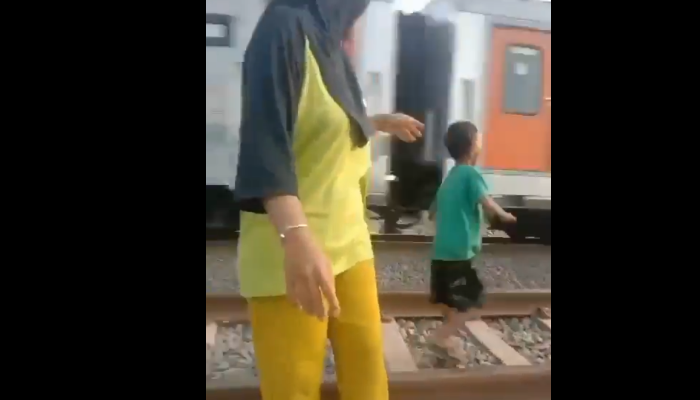 Rekaman amatir 4 orang terlibat laka kereta api di perlintasan stasiun Cikampek-Tanjungrasa.