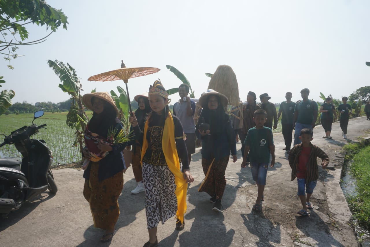 Warga Desa Delanggu, Kecamatan Delanggu, Klaten saat melakukan kirab budaya tani dalam Festival Mbok Sri