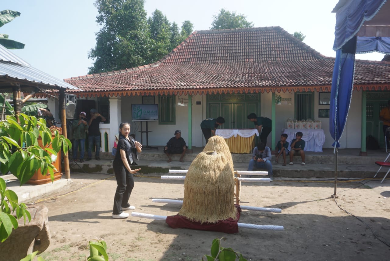 Penampilan tari bersama gunungan pari yang dikirab di depan Omah Rojolele, Desa Delanggu, Klaten