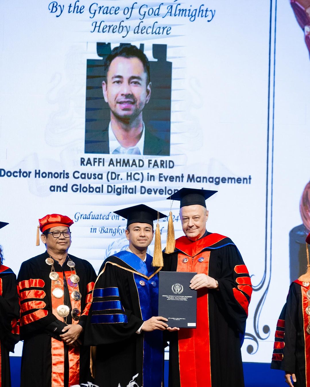 Raffi Ahmad terima gelar Doktor Honoris Causa.