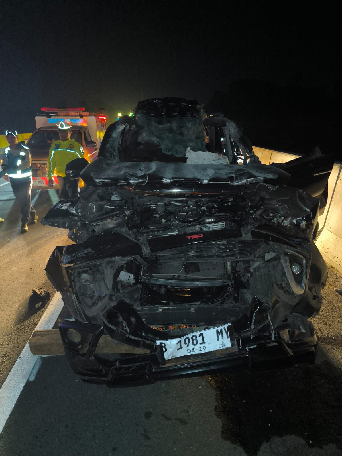 Mobil yang ditumpangi Kapolres Boyolali ringsek usai alami kecelakaan di Tol Pemalang-Batang, Selasa (1/10) dini hari.