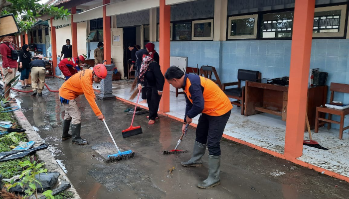 Foto Ilustrasi bersih-bersih lingkungan pasca banjir yang menerjang wilayah Kecamatan Weru 2022 lalu.