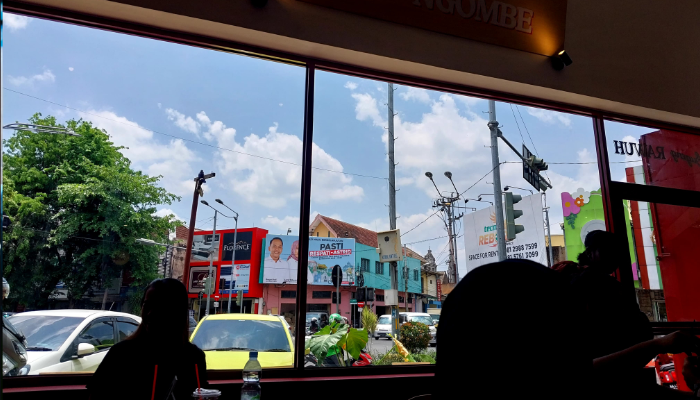 Menikmati Lanskap Kota di UD. Djaya Coffee.
