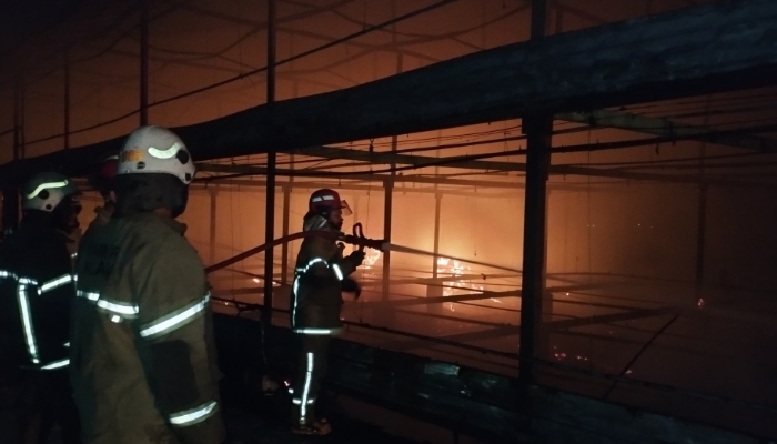 Petugas Damkar Klaten saat melakukan pemadaman terhadap kandang ayam yang terbakar di Desa Kenaiban, Kecamatan Juwiring, Klaten