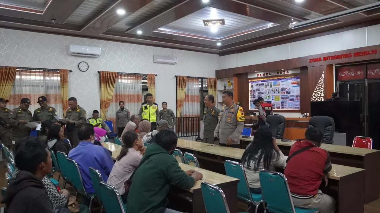 Pasangan tak resmi terjaring operasi pekat diberi pembinaan oleh pihak kepolisian, Jumat (4/10/2024).