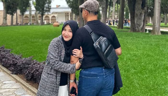 Alia Suryani bersama sang suami.