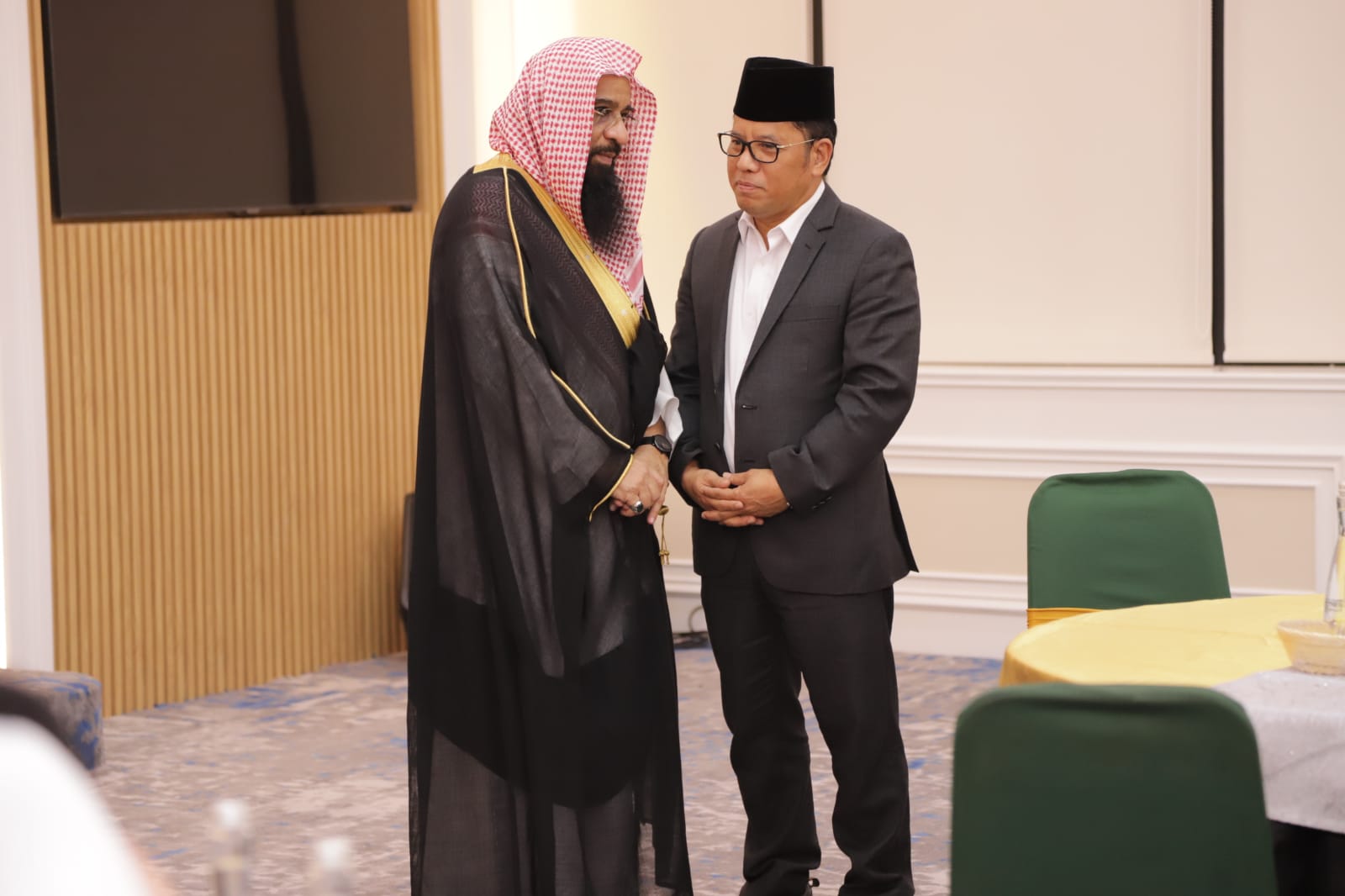 Dirjen Bimas IslamKemenag Kamaruddin, menyambut Imam Masjid Nabawi Syaikh Akhmad bin Al-Hudzaifi.