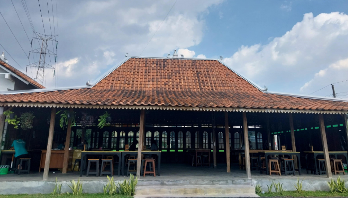 Joglo Penyetan di Tengah Sawah: Tempat Kuliner dengan Suasana Pedesaan yang Menawan di Gonilan Solo!