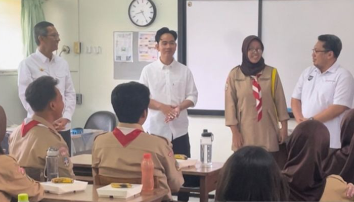 Gibran Rakabuming uji coba program makan siang gratis di SMA N 7 Jakarta.