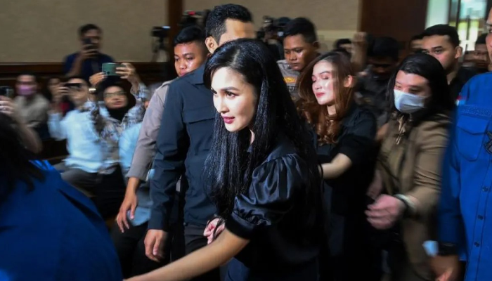 Moment sandra dewi memeluk Harvey Moeis di persidangan.