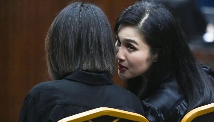 Moment sandra dewi memeluk Harvey Moeis di persidangan.