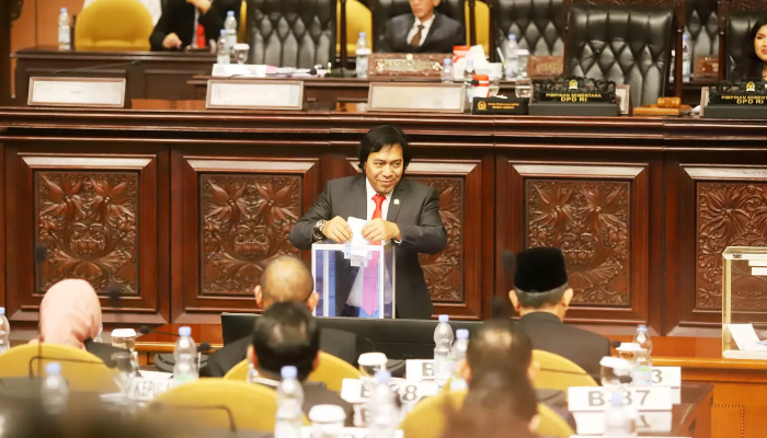 Anggota DPD Alfiansyah alias Komeng memberikan hak suaranya saat sidang pemilihan pimpinan DPD masa jabatan 2024-2029 di Ruang Paripurna Nusantara V, Kompleks Parlemen, Jakarta, Selasa (1/10/2024).