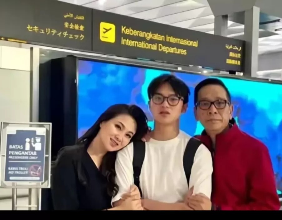 Keluarga Benny Laos bersama edbert Laos dan sang istri, Sherly Tjoanda.