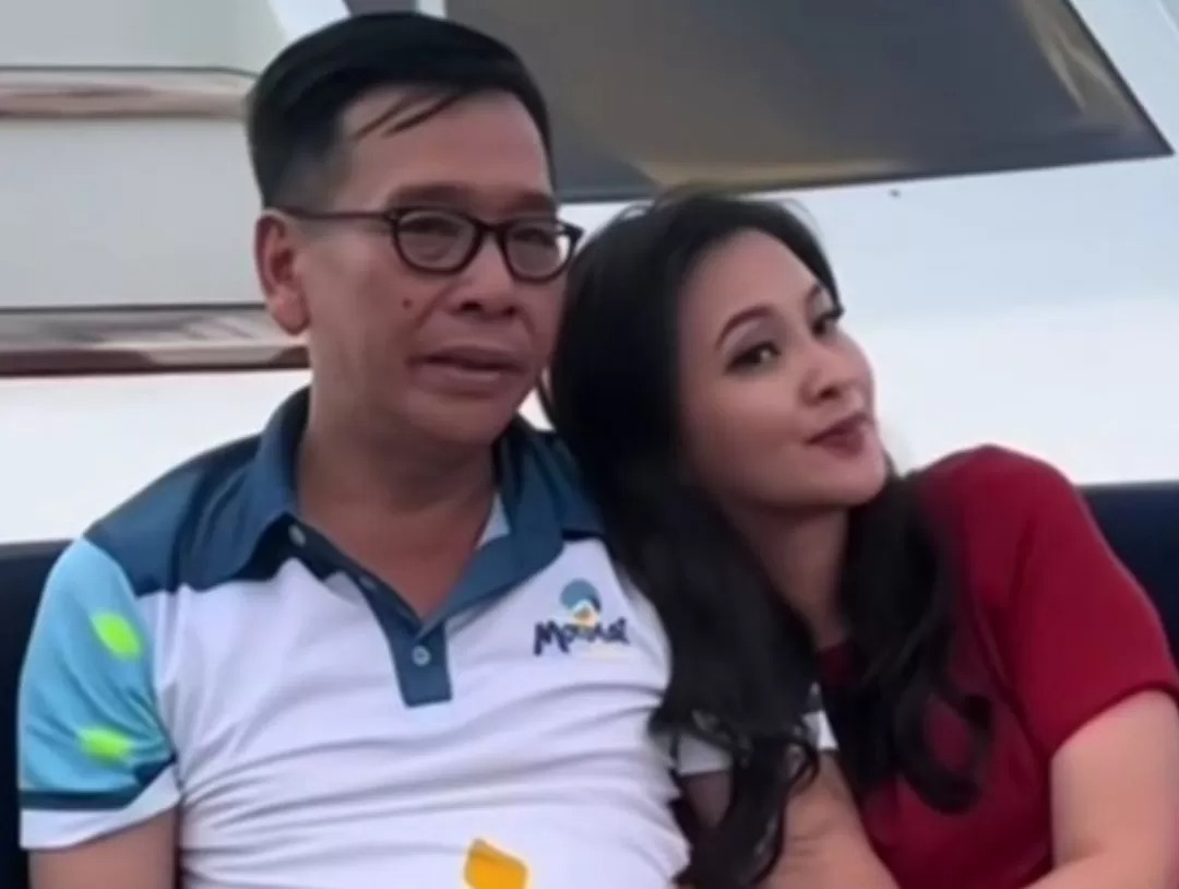 Almarhum Benny Laos saat bersama istrinya Sherly Tjoanda semasa sebelum meninggal dunia.