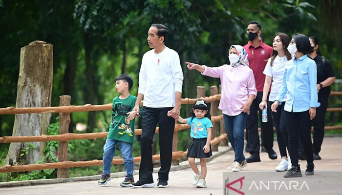 Presiden Joko Widodo dan Ibu Iriana Joko Widodo bersama cucunya, Jan Ethes dan La Lembah Manah yang juga didampingi Gibran Rakabuming Raka, dan istri, Selvi Ananda.