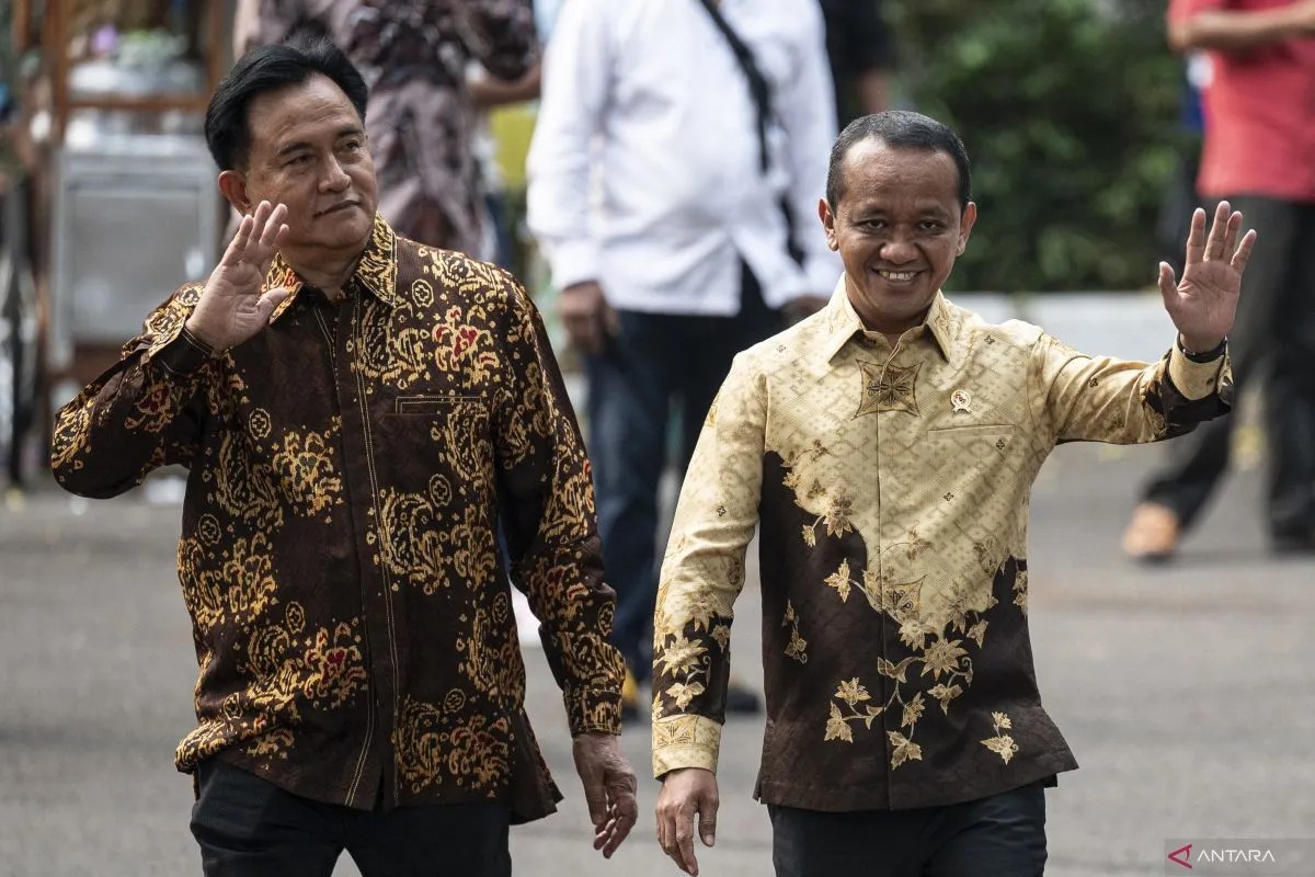 Yusril Ihza Mahendra (kiri) dan Bahlil Lahadalia (kanan) saat tiba di kediaman presiden terpilih Prabowo Subianto di Kertanegara pada Senin (14/10/2024).