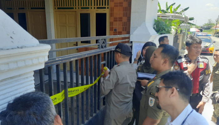 Satpol PP dan Damkar bersama tim gabungan melakukan penyegelan kos-kosan di Kelurahan Buntalan, Kecamatan Klaten Tengah