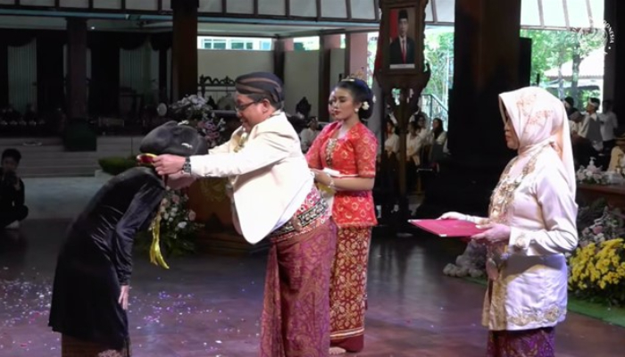 Rangkaian acara wisuda periode kedua ISI Surakarta tahun 2024 digelar pada Rabu, (16/10/2024).
