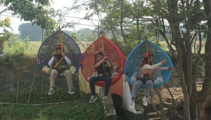 Sejumlah wahana permainan yang ada di The Honduras, Desa Ponggok, Kecamatan Polanharjo, Klaten