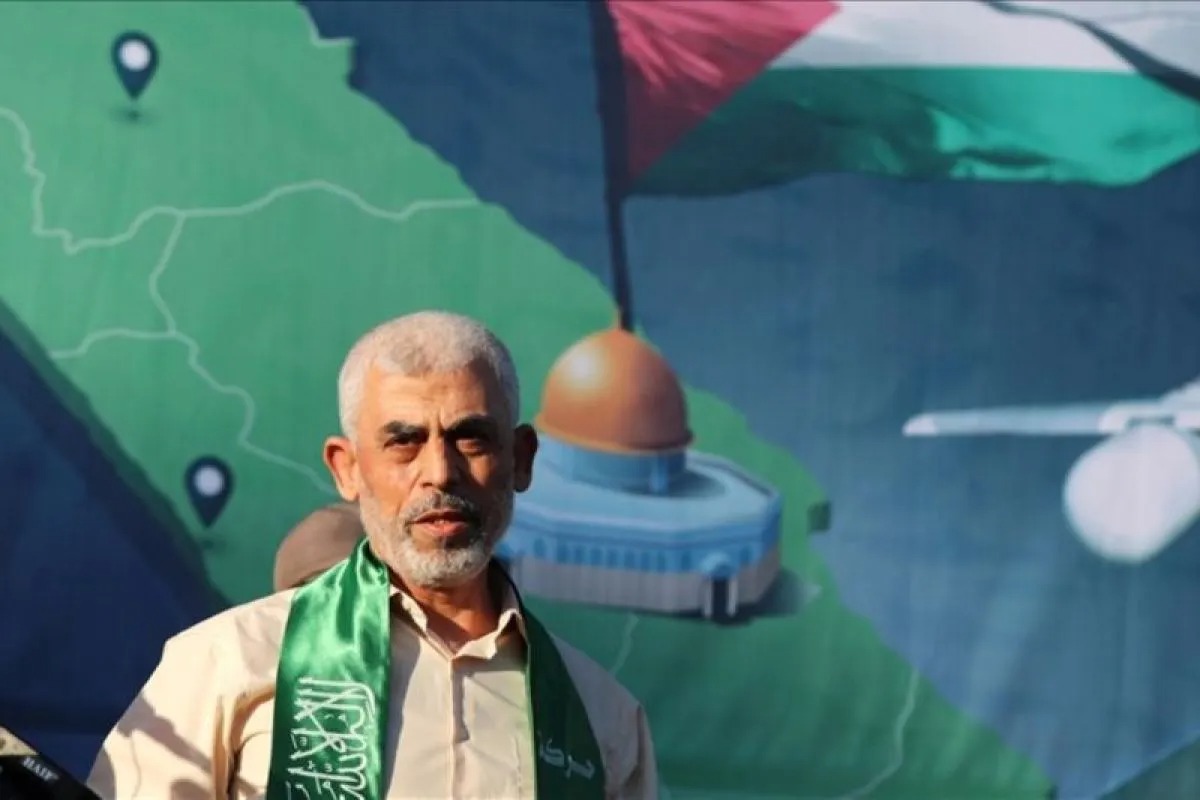 Yahya Sinwar menghabiskan 23 tahun di penjara Israel sebelum dibebaskan sebagai bagian dari kesepakatan pertukaran tahanan antara Hamas dan Israel pada 2011, yang dikenal dengan &ldquo;Kesepakatan Shalit.&rdquo;