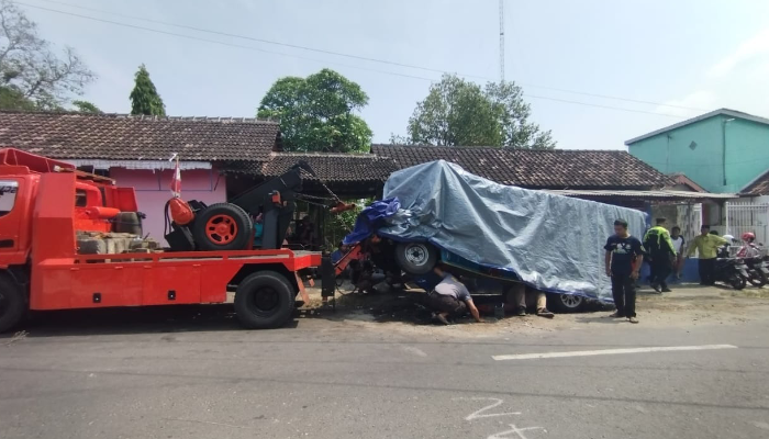 Kereta kelinci yang terlibat adu banteng dengan truk boks di Jalan Raya Cokro-Delanggu, Desa Wangen, Kecamatan Polanharjo, Klaten pada Sabtu (19/10)