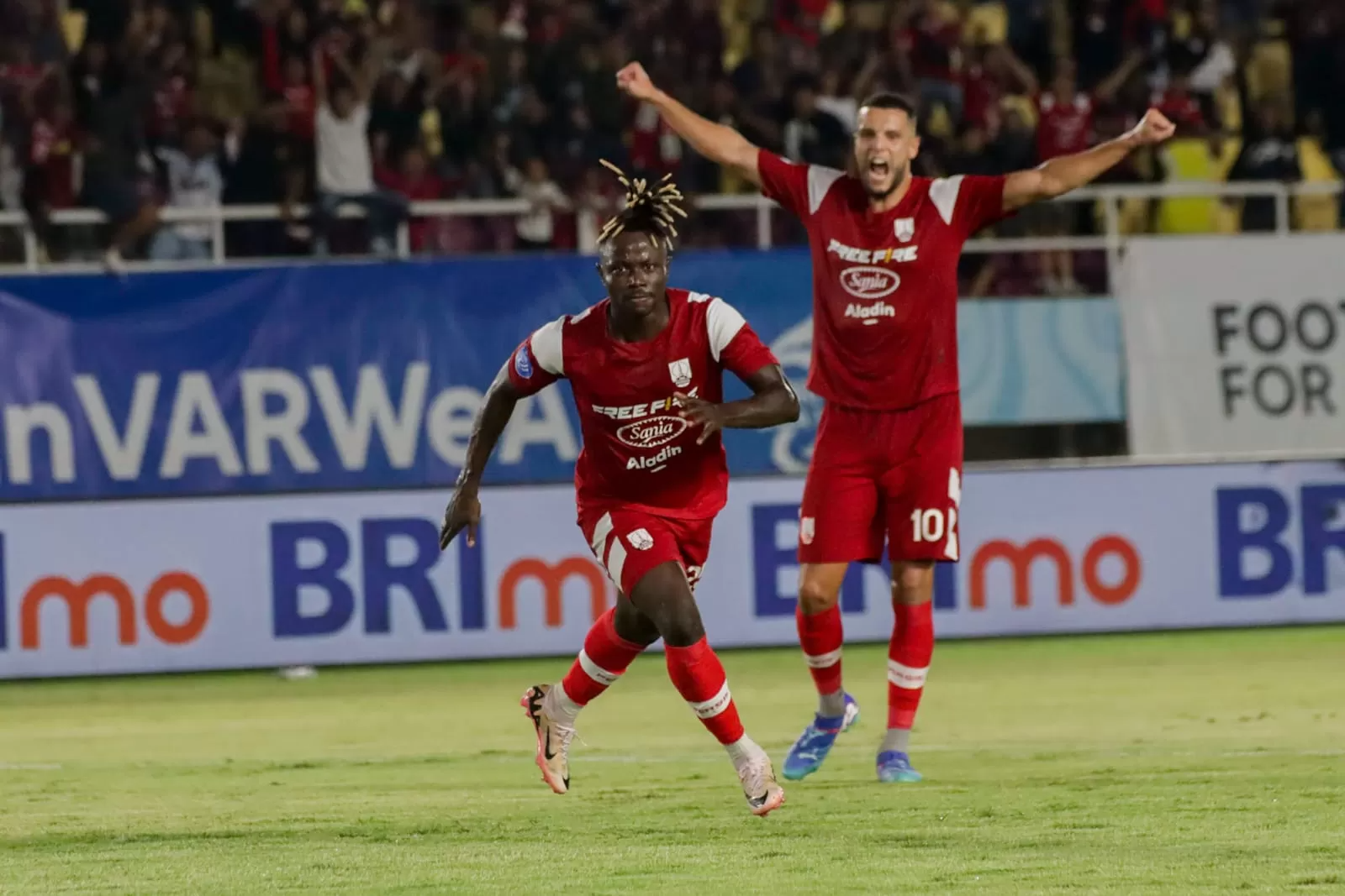 Winger Persis Solo Moussa Sidibe melakukan selebrasi usai menjebol gawang Borneo FC dalam laga Liga 1 di Stadion Manahan, Sabtu malam (19/10).