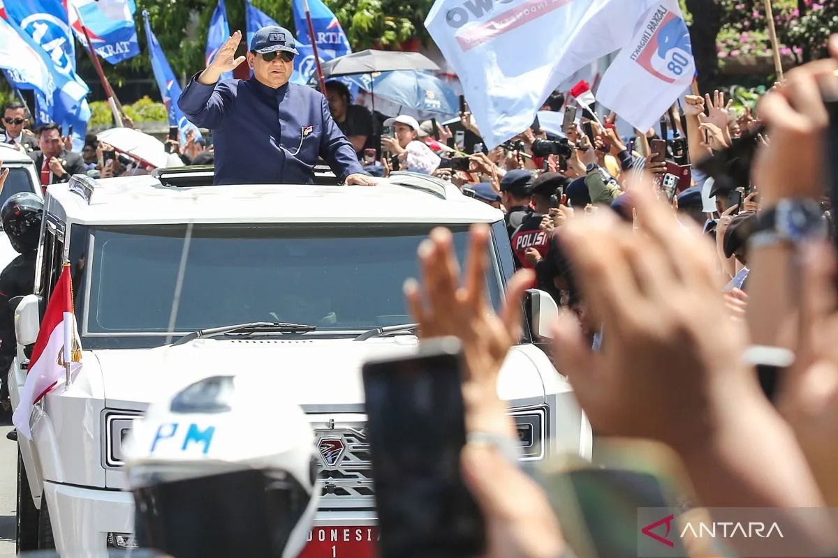 Presiden Prabowo Subianto saat menyapa warga di atas MV3 Garuda Limousine usai dilantik di kawasan Bundaran Hotel Indonesia, Jakarta, Minggu (20/10/2024).